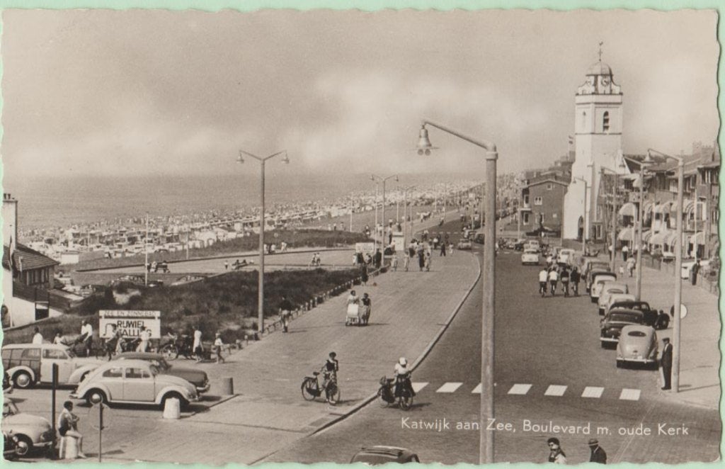 Katwijk aan Zee Boulevard met oude kerk ca. '50 met VW kever, Ophalen, 1940 tot 1960, Gelopen, Zuid-Holland