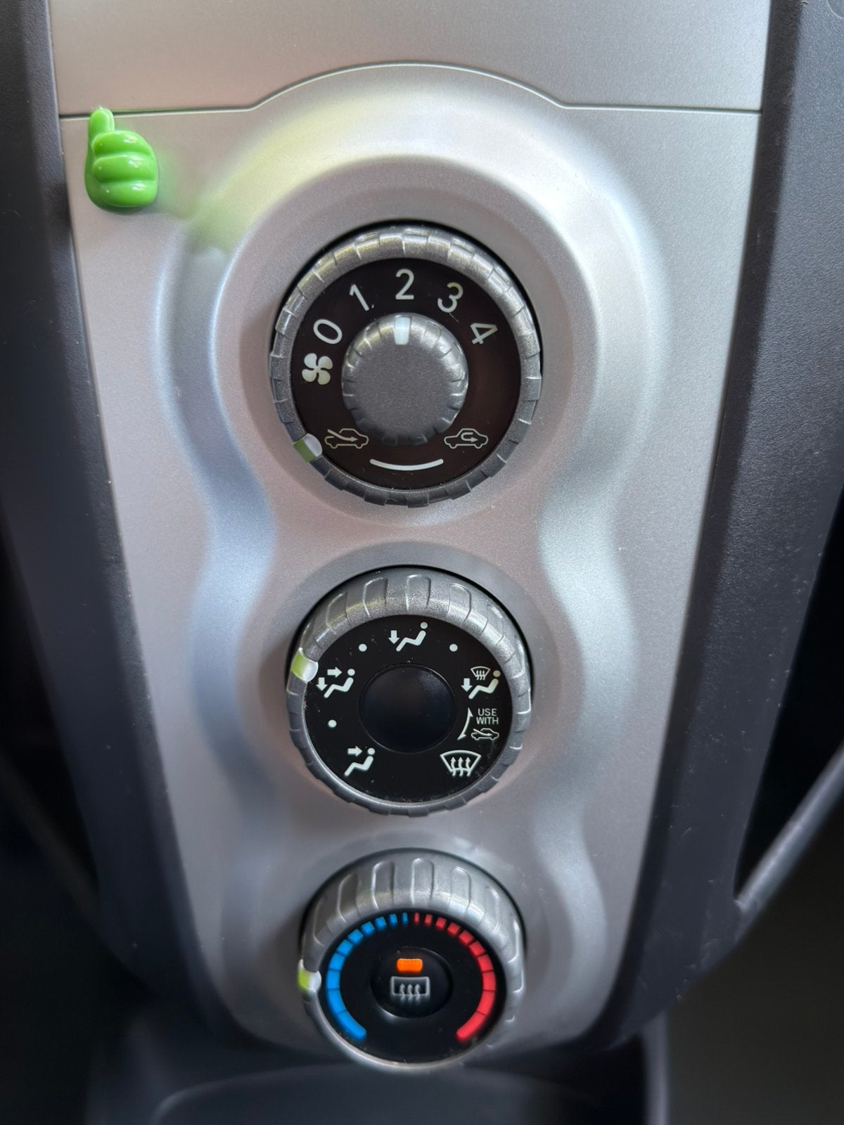 Foto 17 van Toyota Yaris 1.0 12V Vvt-i 5DR  2008 Grijs