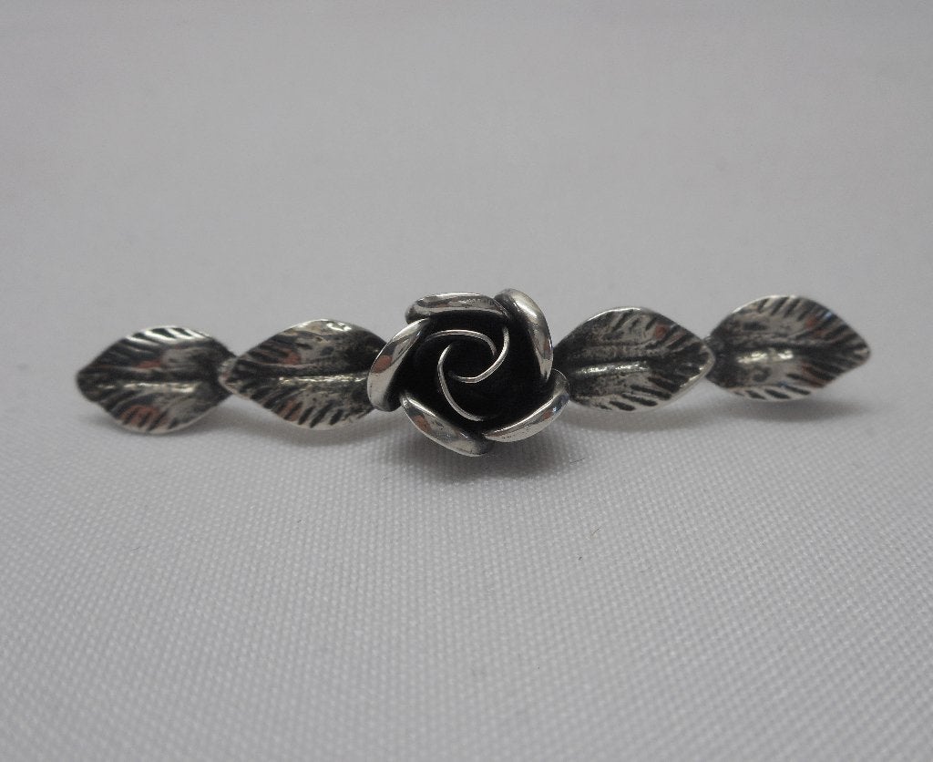 Zilveren vintage Teka broche met roos met blaadjes nr.738