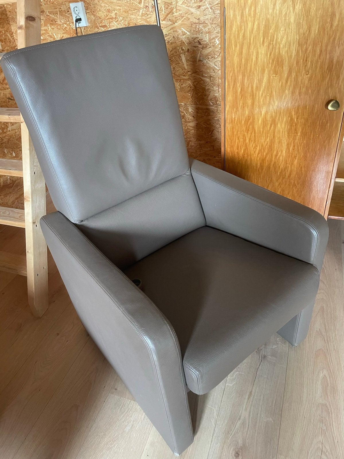 Comfortabele relaxfauteuil - Taupe leer, Ophalen, Zo goed als nieuw, 50 tot 75 cm, Leer