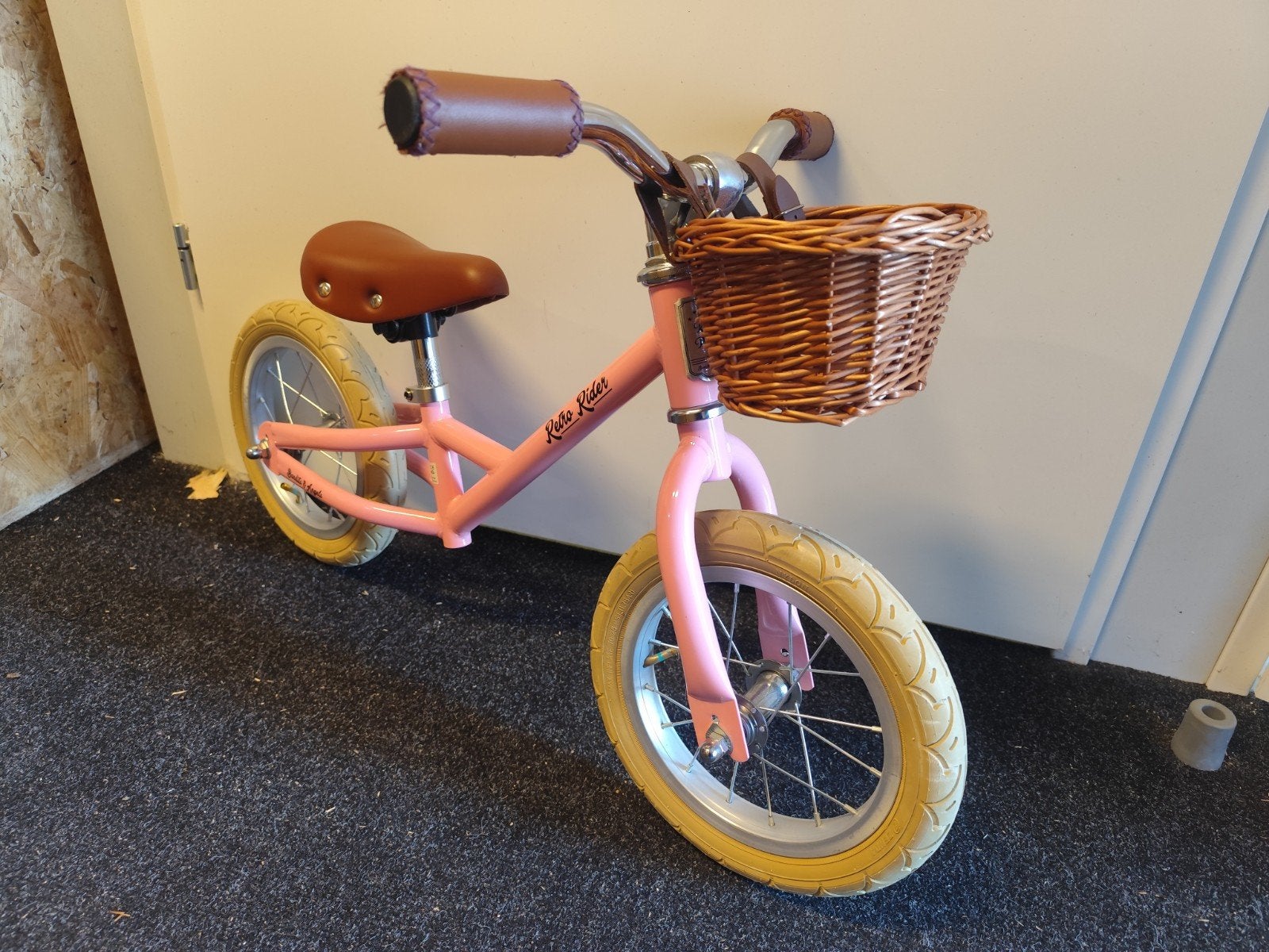 Roze Retro Rider loopfiets met mandje - Bandits & Angels, Ophalen, Zo goed als nieuw, Minder dan 16 inch, Bandits & Angels