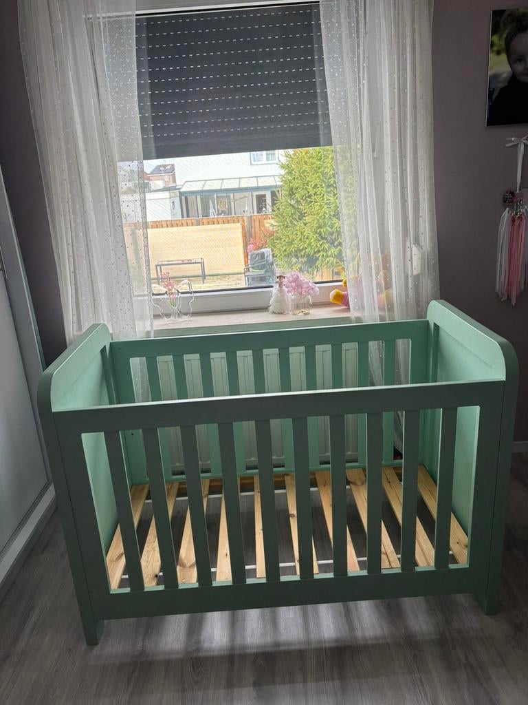 Ledikantje geverfd met Little Stars, kleur mat Toverbos, Kinderen en Baby's, Babywiegjes en Ledikanten, Ophalen, Zo goed als nieuw