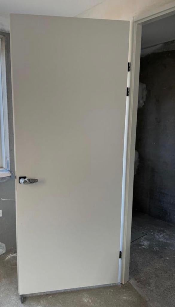 Witte opdek binnendeur met zwarte handgrepen, Doe-het-zelf en Verbouw, Deuren en Horren, Ophalen, 80 tot 100 cm, Binnendeur, Nieuw