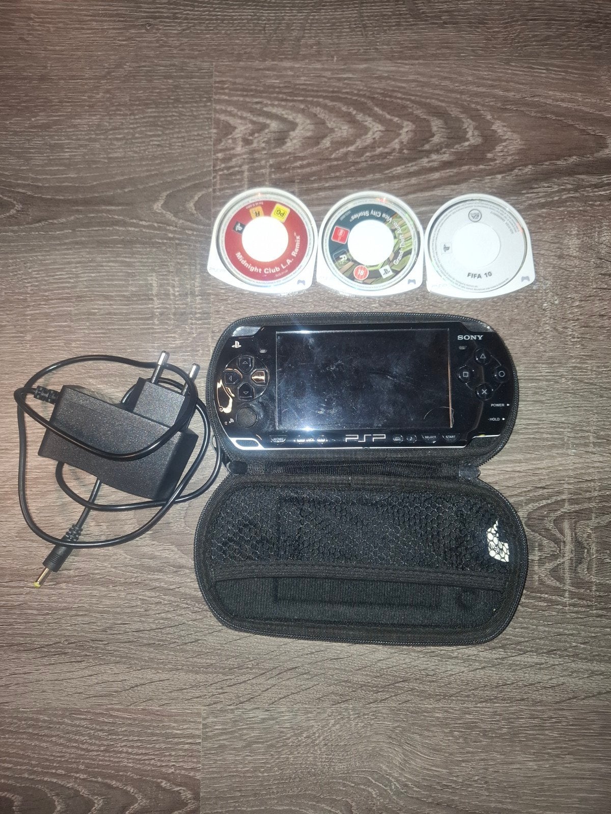 Nette PSP met 3 spellen, lader en hoesje, Spelcomputers en Games, Spelcomputers | Sony PSP, Ophalen of Verzenden