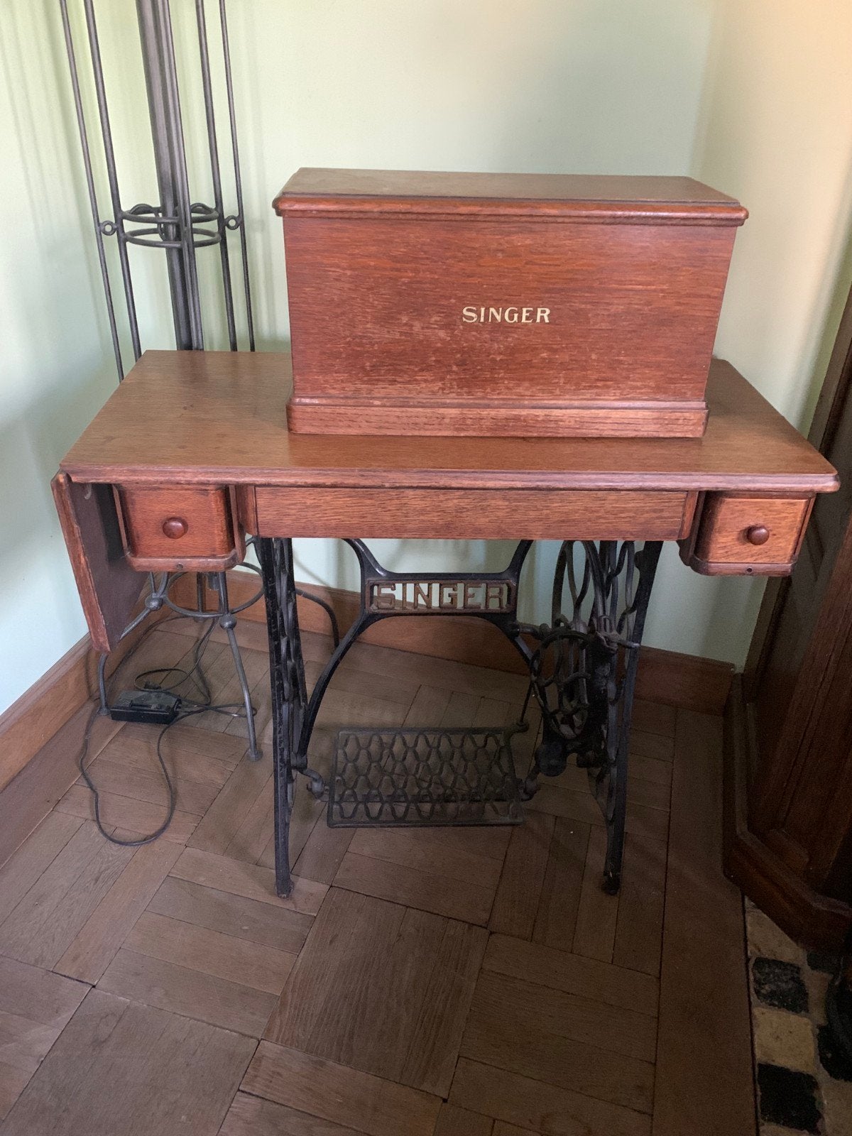 Antieke Singer Naaimachine Y7377765 met Tafel en Kast, Ophalen, Gebruikt, Naaimachine, Singer