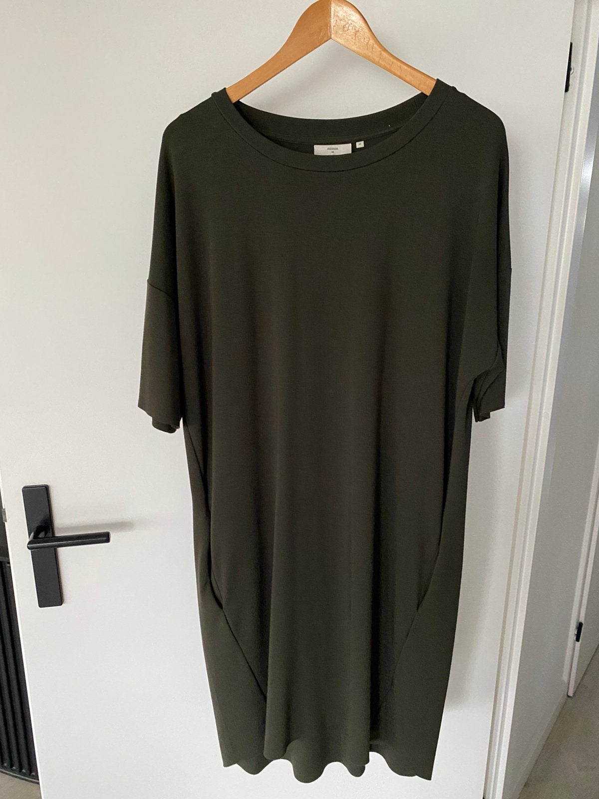 JURK MINIMUM maat M GROEN, Kleding | Dames, Jurken, Ophalen of Verzenden, Zo goed als nieuw, Boven de knie, Groen