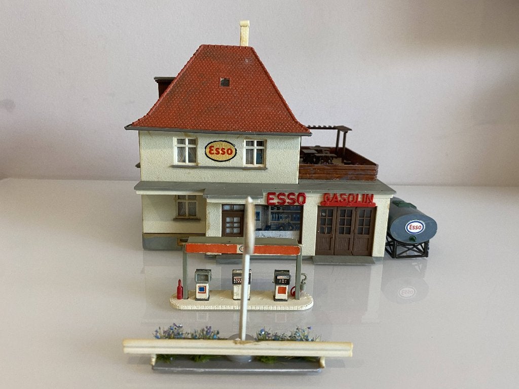 HO Esso tankstation (818), Hobby en Vrije tijd, Modeltreinen | H0, Overige merken, Gebruikt, Gelijkstroom of Wisselstroom, Brug, Tunnel of Gebouw