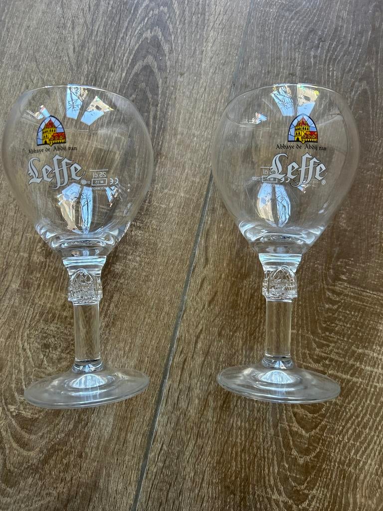 Twee nieuwe Leffe glazen met logo op de steel, Huis en Inrichting, Ophalen, Nieuw, Overige merken, Glas