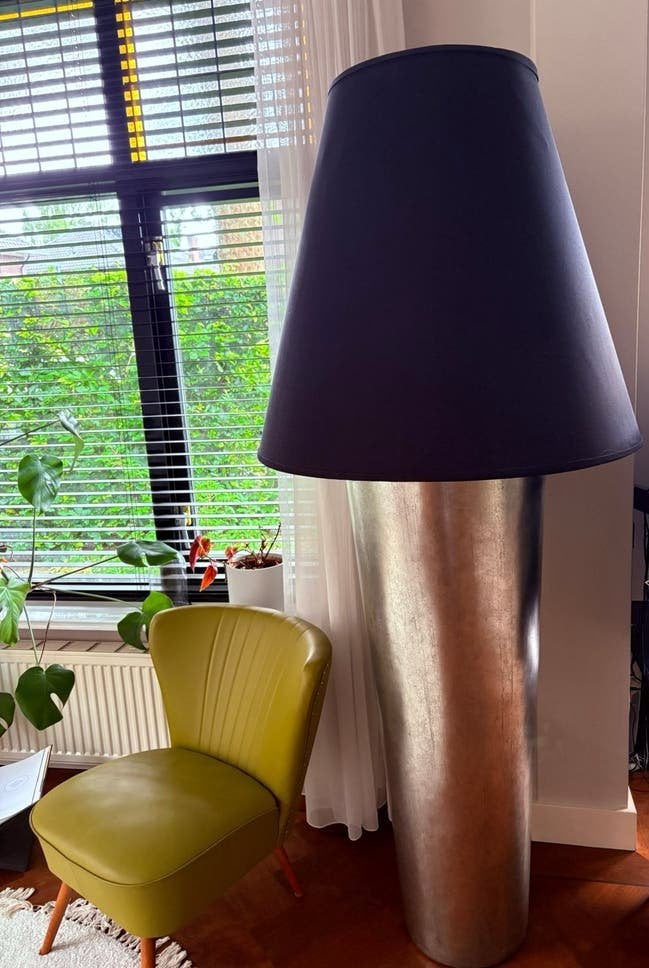 Grote vloerlamp, zwarte stoffen kap, voet kleur chroom, Huis en Inrichting, Lampen | Vloerlampen, Ophalen, Stof, Zo goed als nieuw