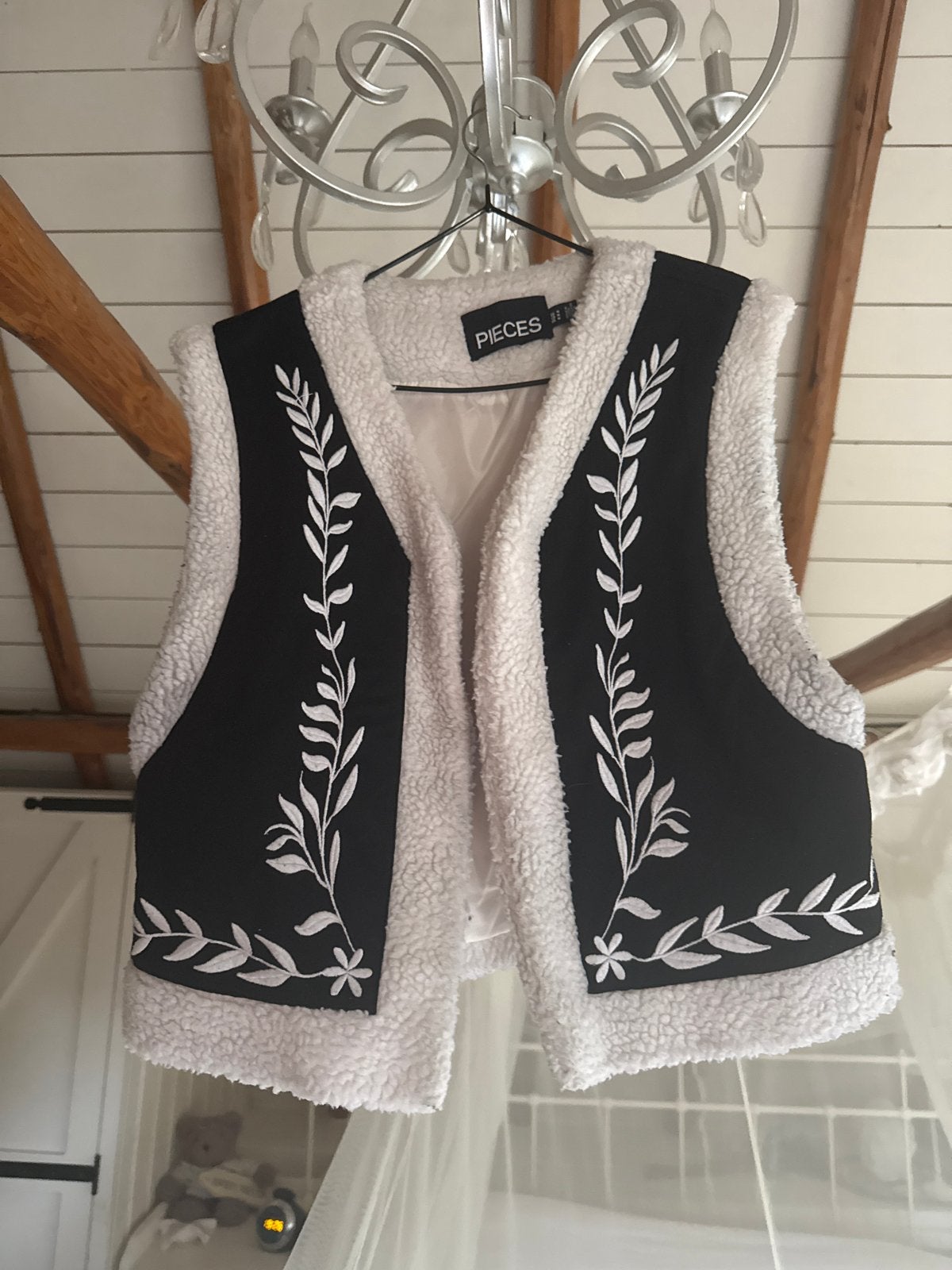 🖤Pieces teddy gilet met borduursel, Ophalen of Verzenden, Zo goed als nieuw, Maat 38/40 (M), Zwart