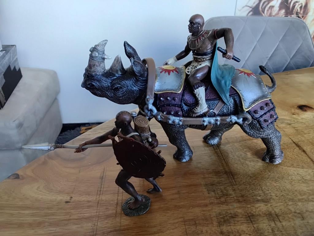 Schleich Nubische vechtneushoorn met strijders, Ophalen of Verzenden, Zo goed als nieuw, Paard, Beeldje of Figuurtje