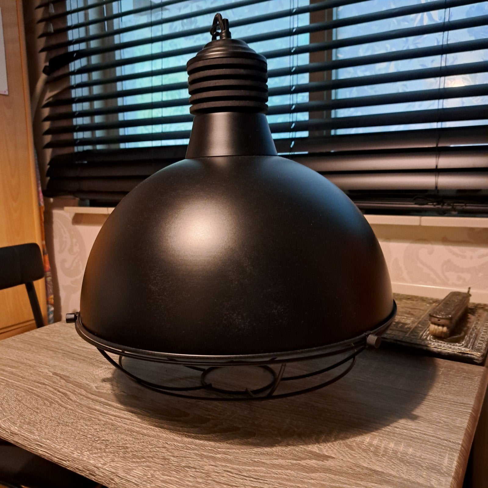 Industriële hanglamp - Zwart metaal met rooster, Zo goed als nieuw, Metaal, Industrieel, E27 (groot)