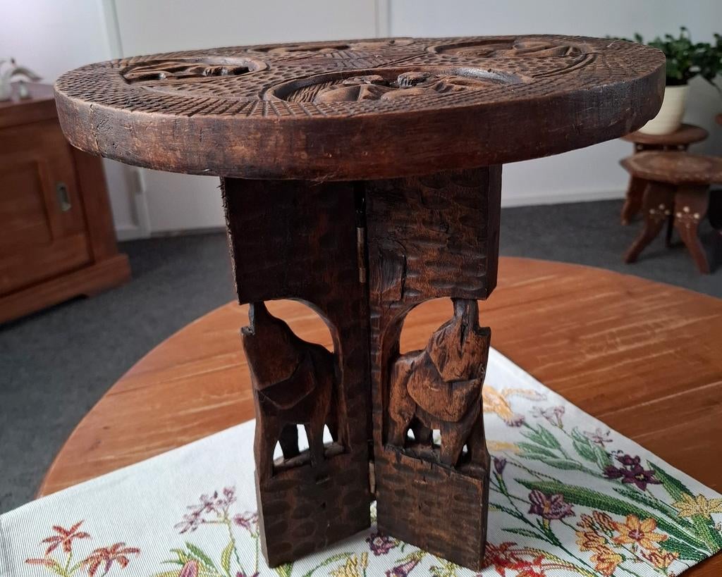 Unieke handgesneden Afrikaanse bijzettafel/kruk, Ophalen of Verzenden