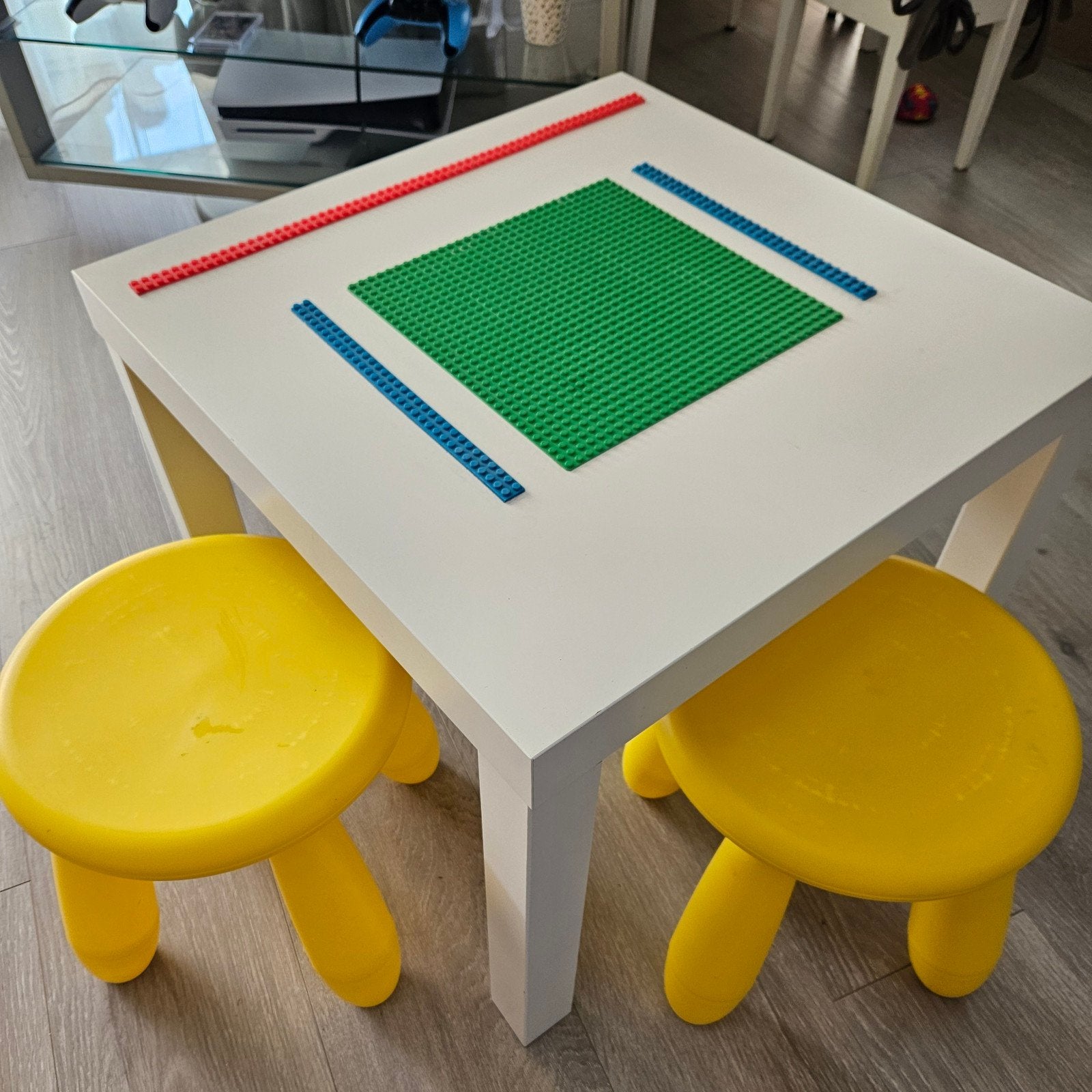 Ikea lego tafel en 2 krukjes geel (Lego speeltafel), Kinderen en Baby's, Kinderkamer | Tafels en Stoelen, Ophalen, Gebruikt, Tafel(s) en Stoel(en)