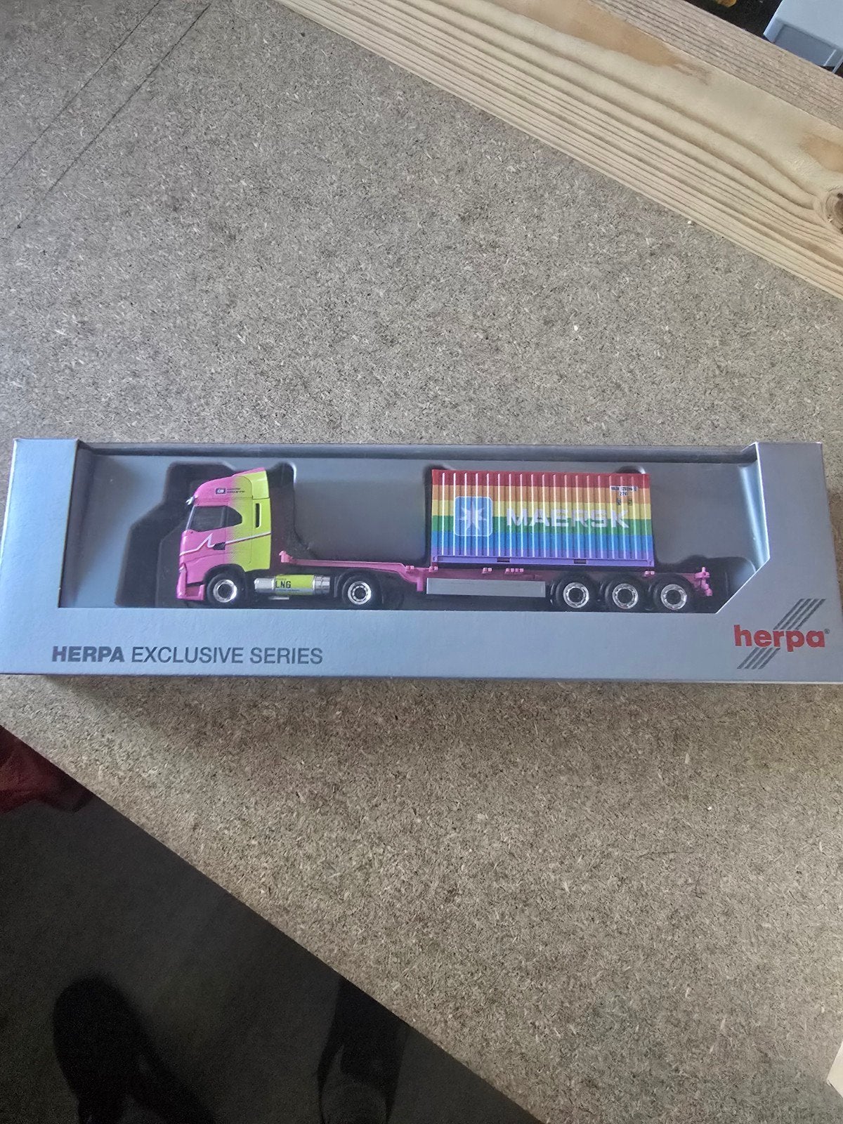1583 iveco s-way hannibal met 20ft rainbow maersk cntr, Ophalen of Verzenden, Nieuw, Bus of Vrachtwagen, Herpa