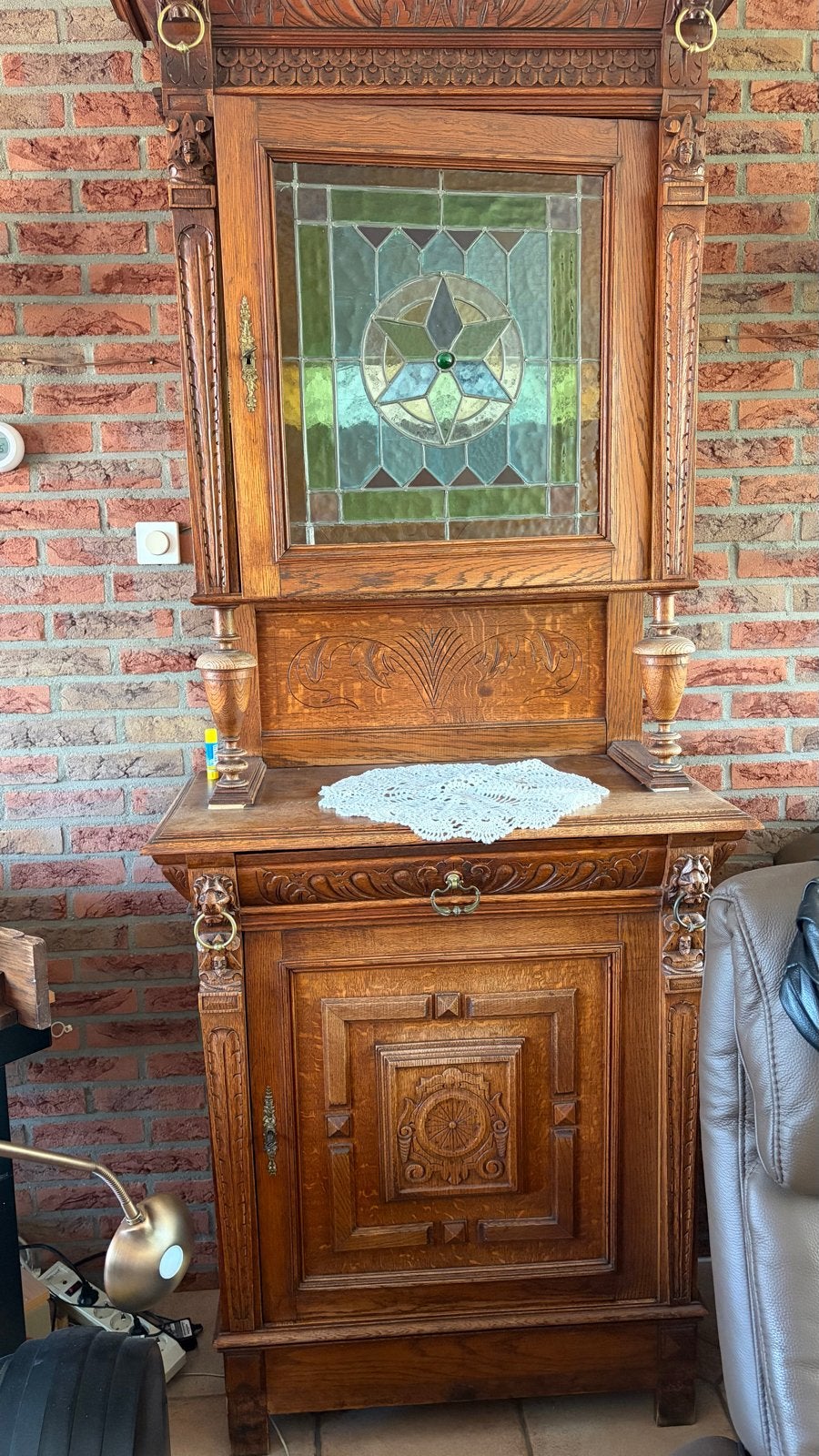 Antieke houten kast met glas-in-lood en houtsnijwerk, Ophalen