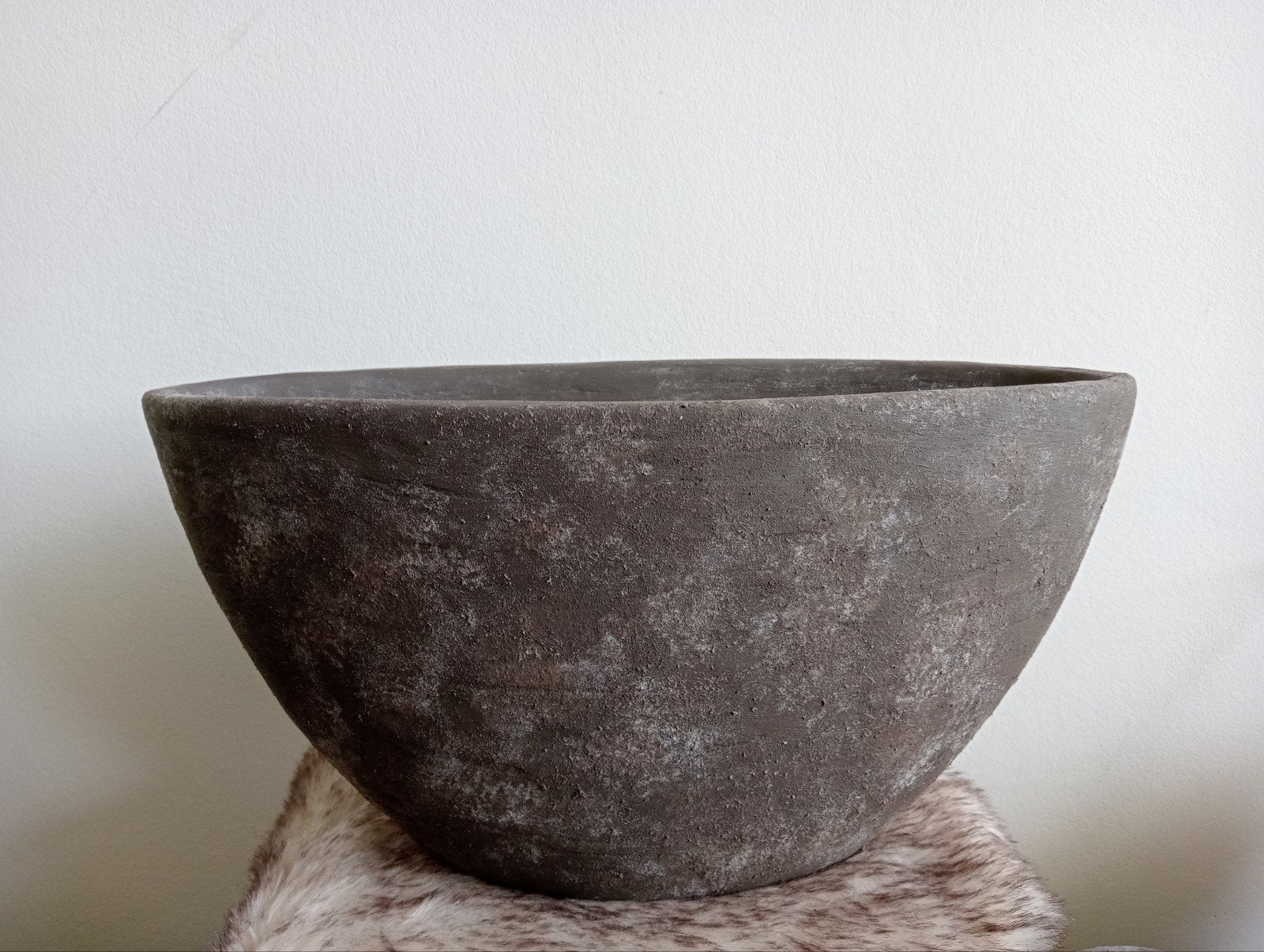 Bruine bloempot handbewerkt ovaal 21 cm, Tuin en Terras, Bloempotten, Overige materialen, Binnen, Zo goed als nieuw, Minder dan 40 cm