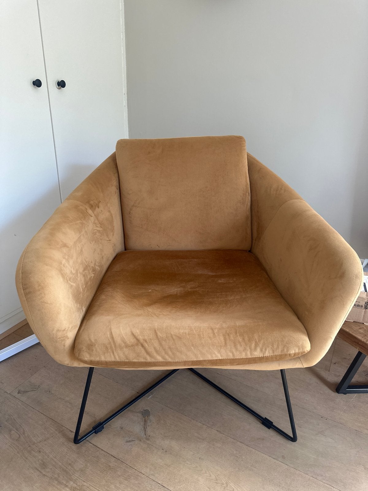 Riverdale fauteuil - Okergeel fluweel met metalen onderstel, Huis en Inrichting, Ophalen of Verzenden, Gebruikt, Stof, 75 tot 100 cm