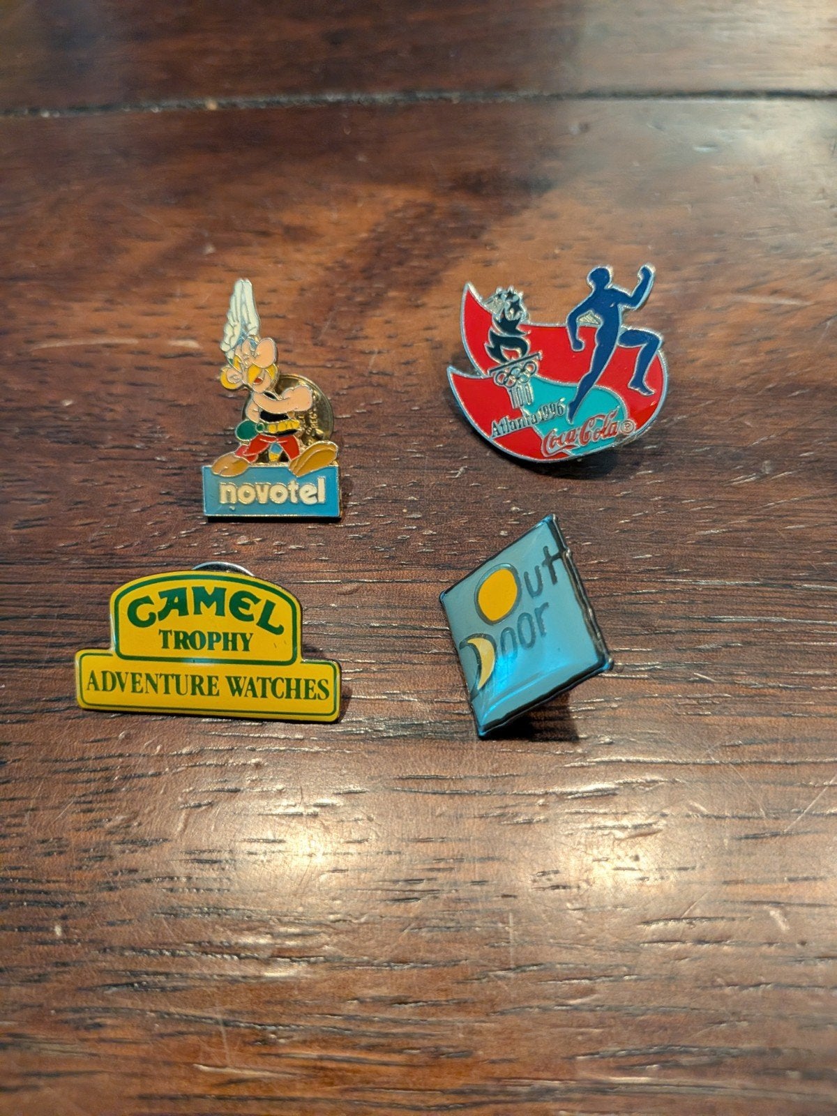 Set van 4 diverse pins: Novotel, Coca-Cola, Camel, Outdoor, Ophalen of Verzenden