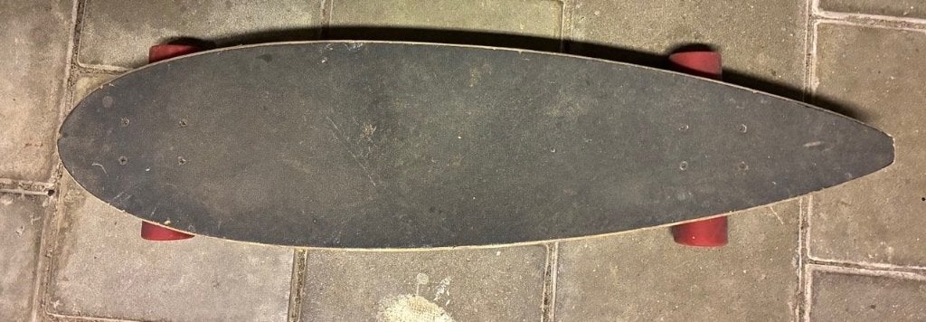 Gratis buitenspeelgoed longboard en balspel, Ophalen