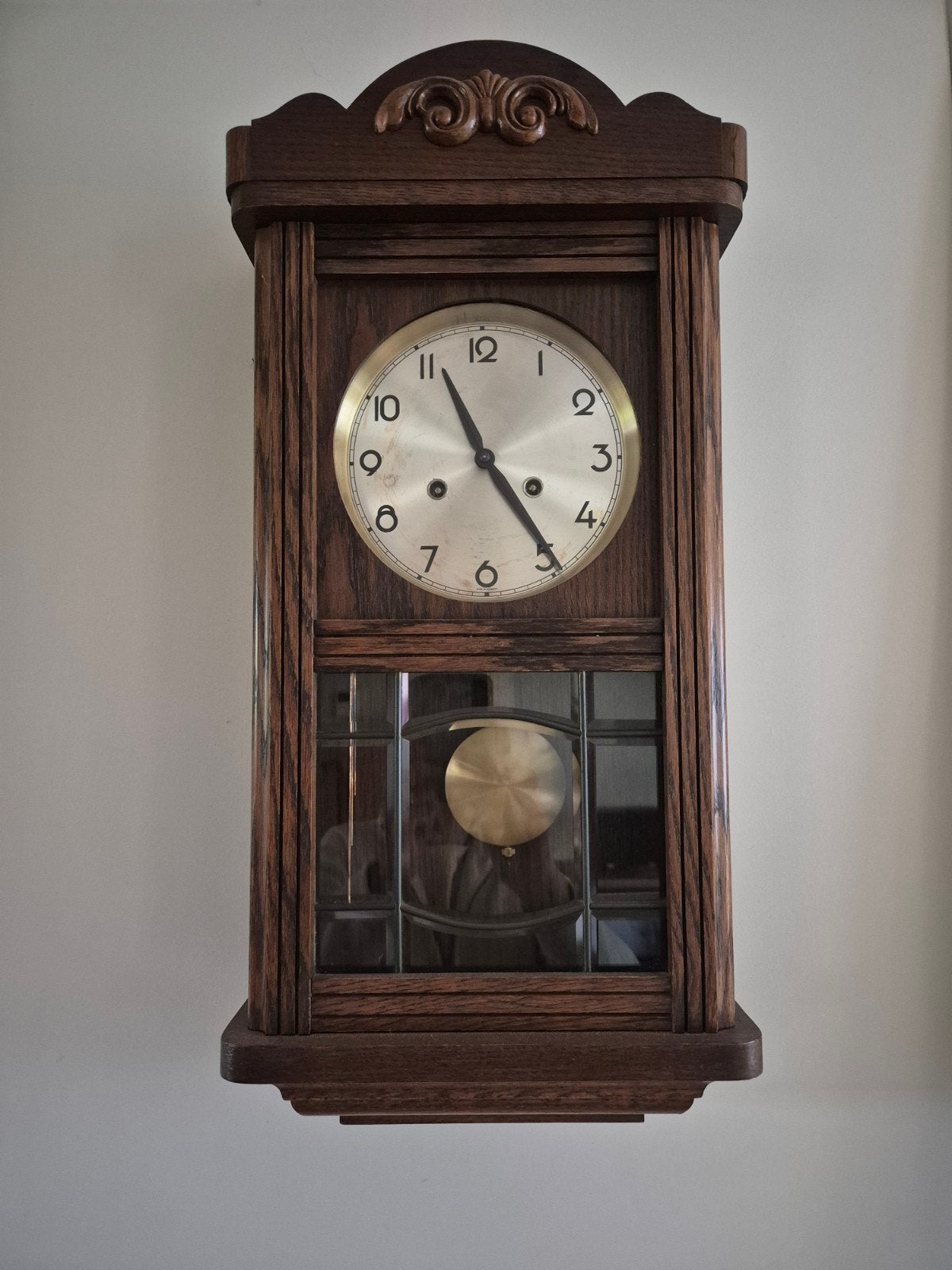 Wandklok met slinger en glas-in-lood details, Ophalen