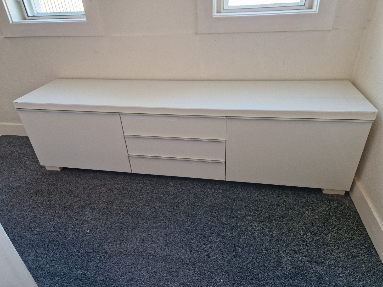 Hoogglans wit tv meubel met glasplaat bovenop, Ophalen, Overige materialen, Gebruikt, 150 tot 200 cm