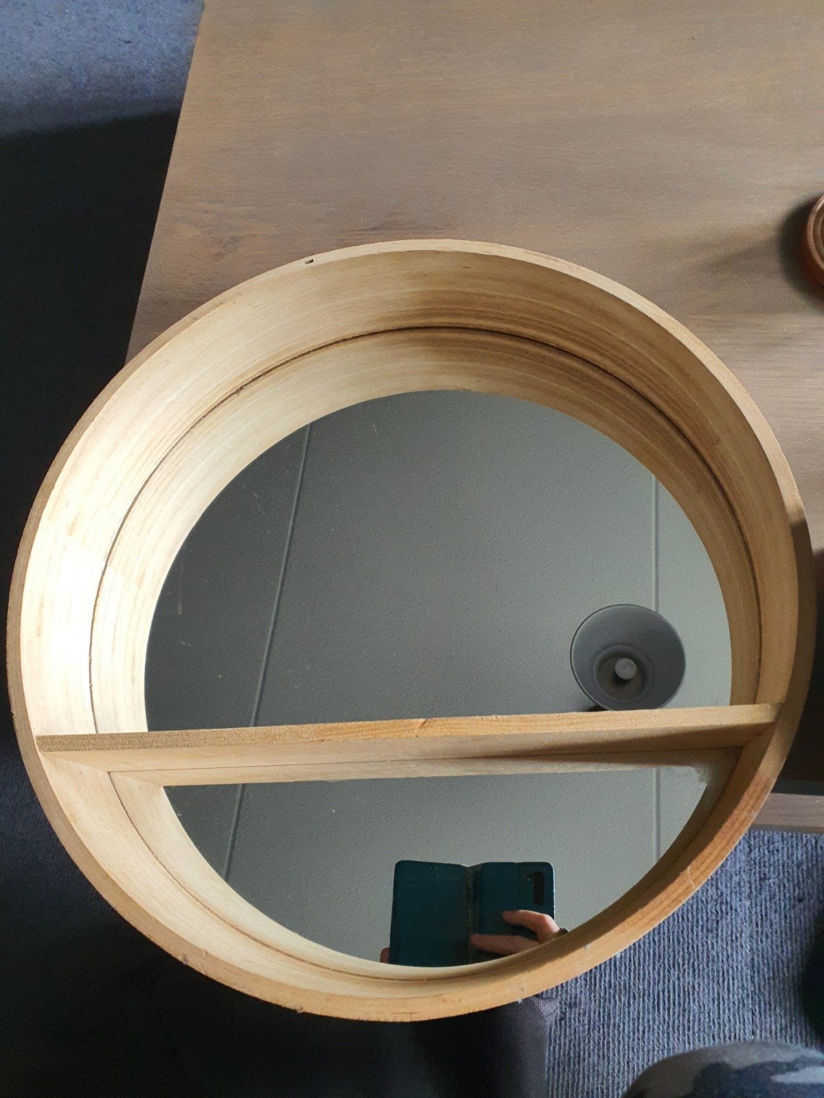 Ronde houten wandspiegel met opbergplankje (35x35 cm), Ophalen, Zo goed als nieuw, Rond, Minder dan 100 cm
