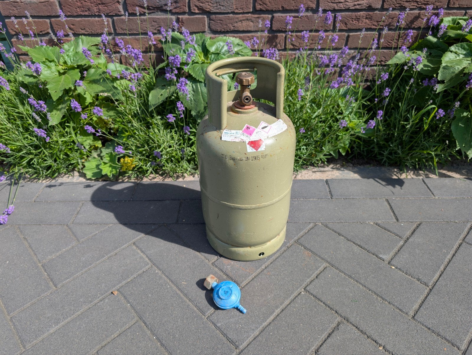 Gasfles met drukregelaar, Ophalen, Gebruikt