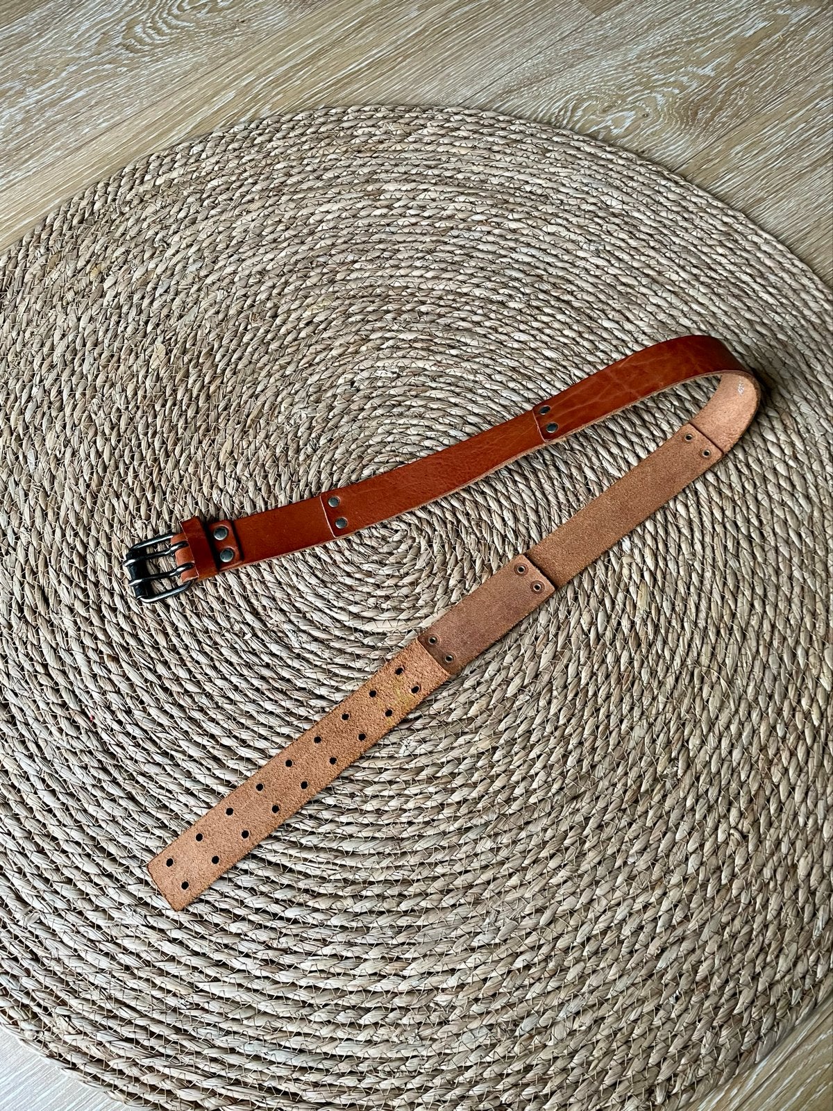 Cognac nieuwe leren riem met klinknagels maat 95, Echt leder, Heupriem, Ophalen of Verzenden, 3 tot 5 cm