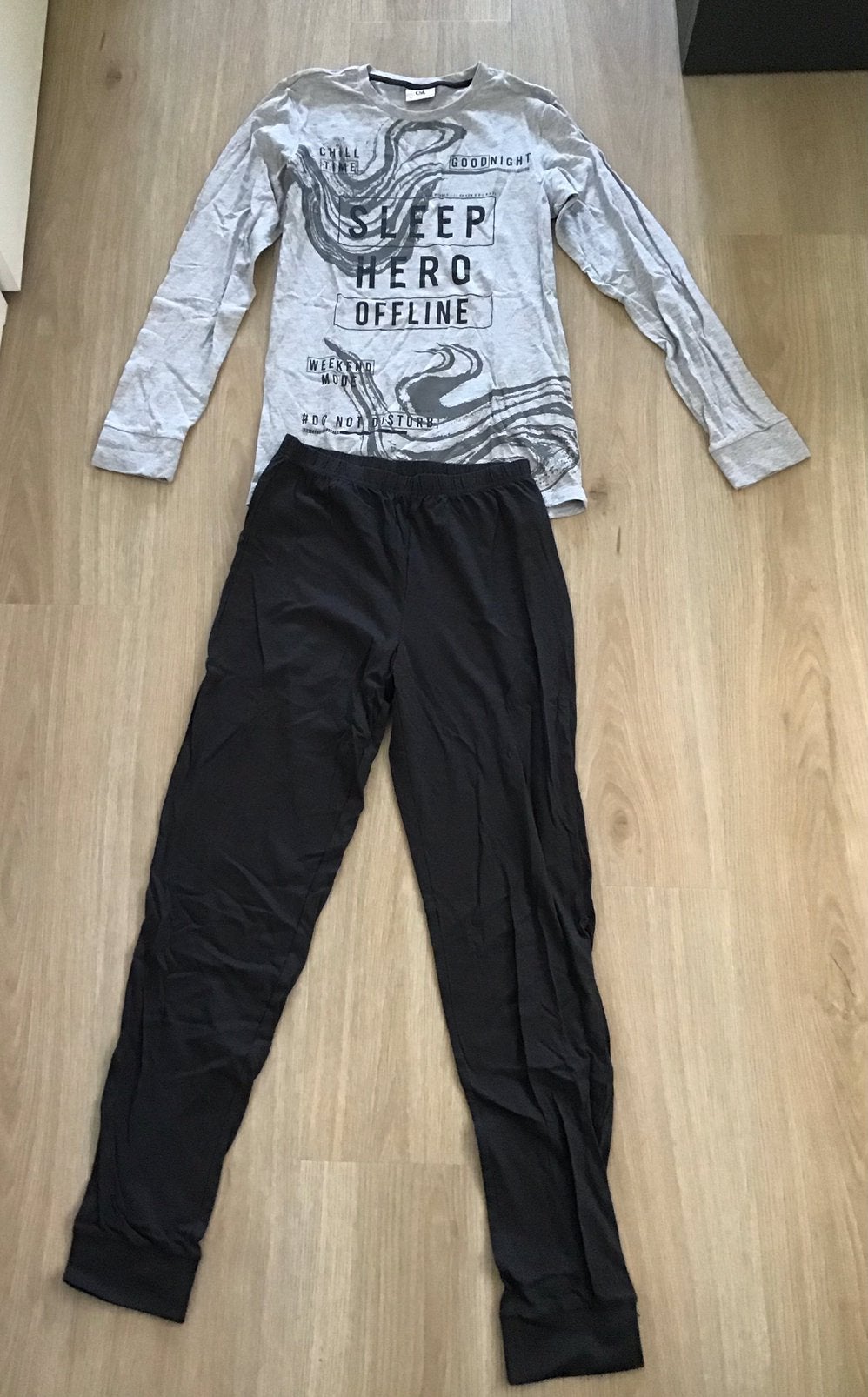 Pyjama maat 176 lichtgrijs shirt lange mouw, zwarte broek, Nacht- of Onderkleding, C&A, Nieuw, Ophalen of Verzenden