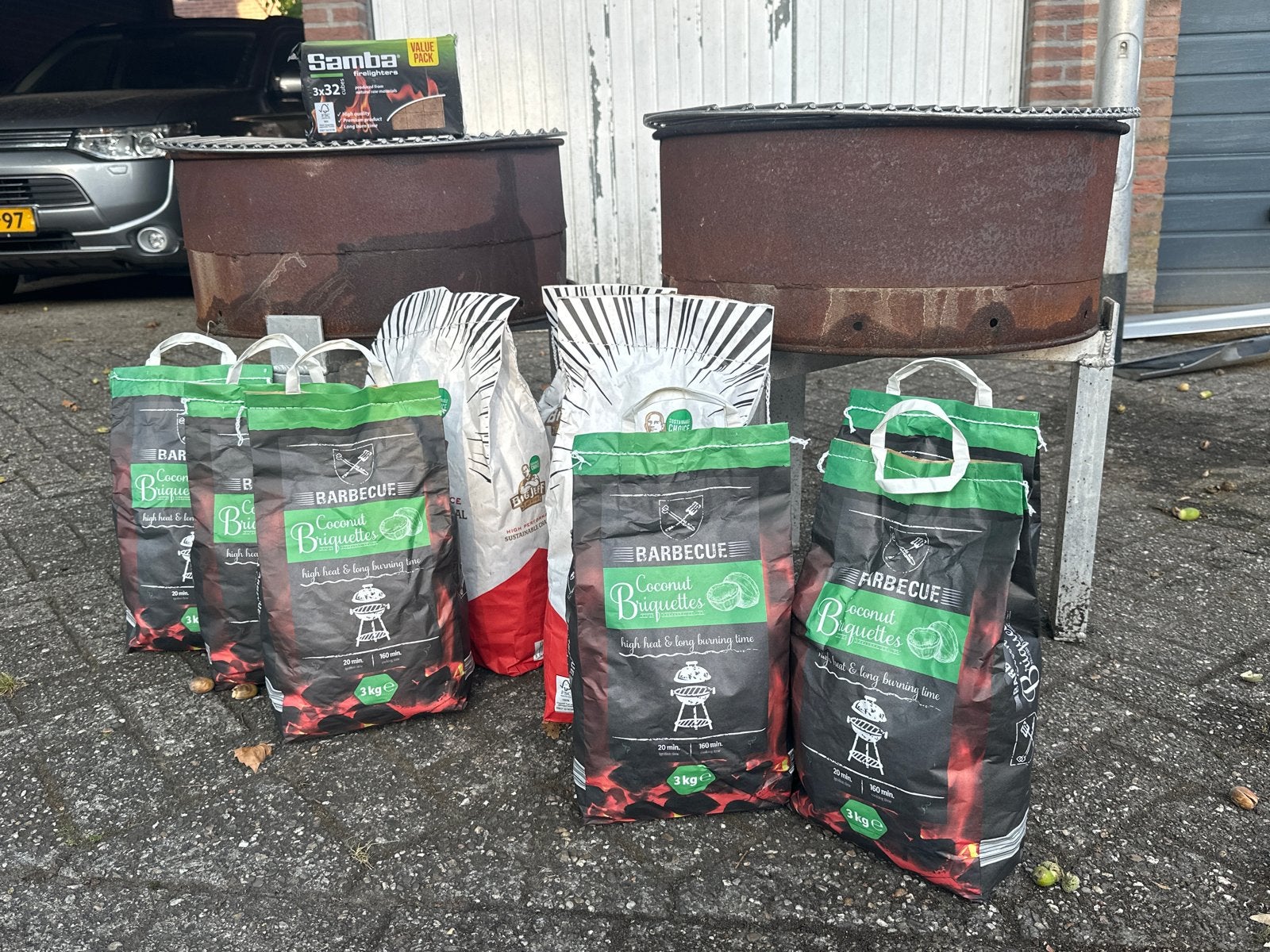 Complete BBQ set: 2 vuurkorven, roosters en houtskool, Ophalen, Gebruikt