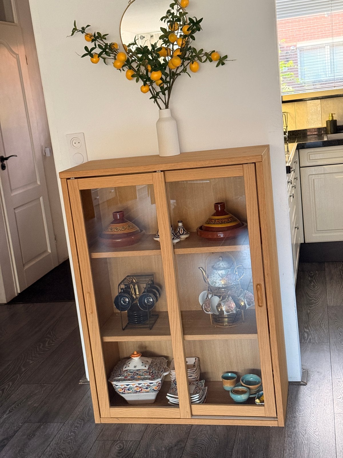 Houten Vitrinekast met Glazen Schuifdeuren, Ophalen, Gebruikt, 50 tot 100 cm, Minder dan 100 cm