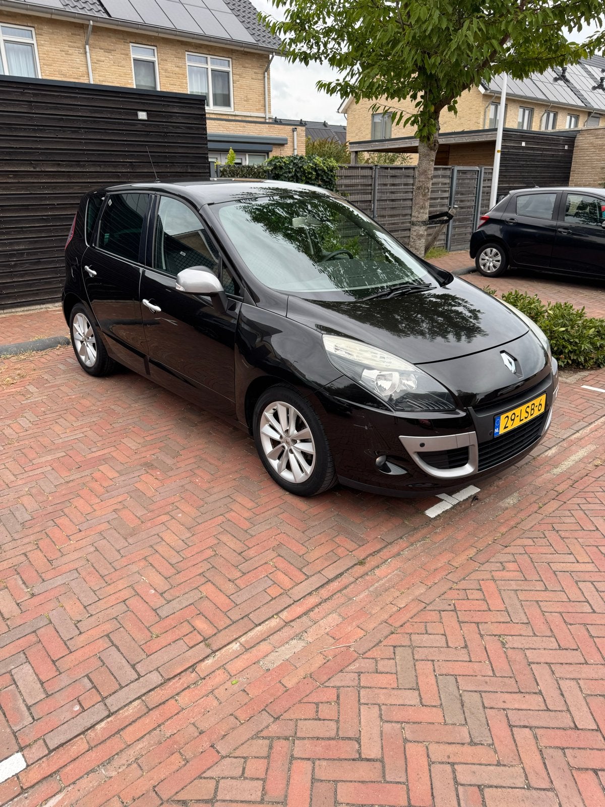 Renault Scénic 2.0 16V 2010 Zwart, Auto's, Renault, Stof, Zwart, 4 cilinders, Zwart