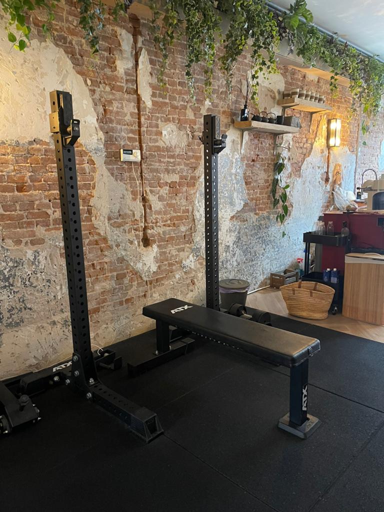 ATX squat Stand incl stang jhooks en bankje., Sport en Fitness, Fitnessmaterialen, Ophalen, Zo goed als nieuw, Fitnessbank