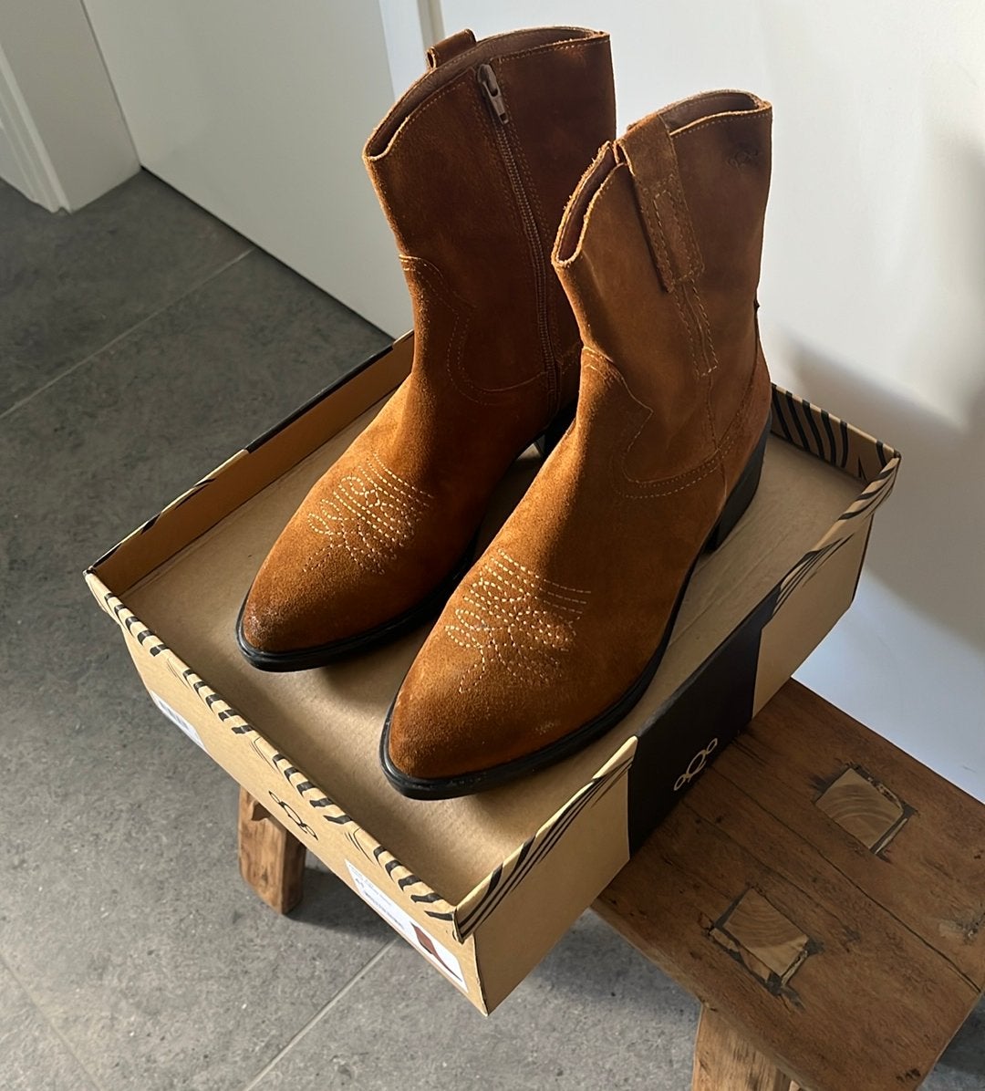 Suede AQA enkellaarsje mt 41 conjackleur, Verzenden, Zo goed als nieuw, Bruin