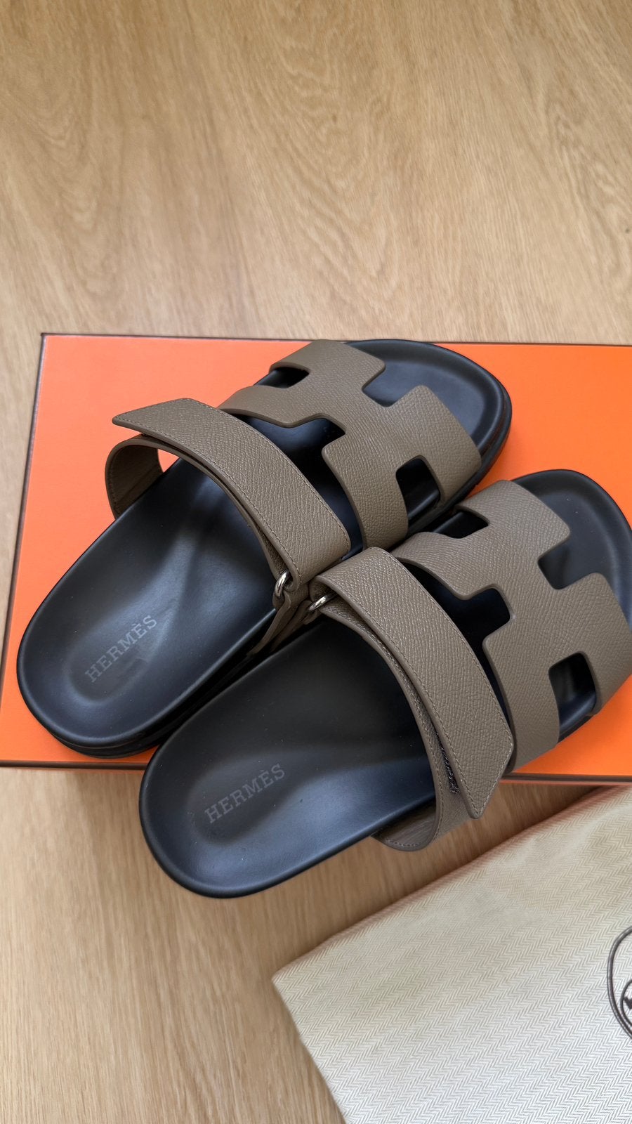 Hermes Chypre Sandal zo goed als nieuw!, Ophalen, Zo goed als nieuw, Sneakers of Gympen