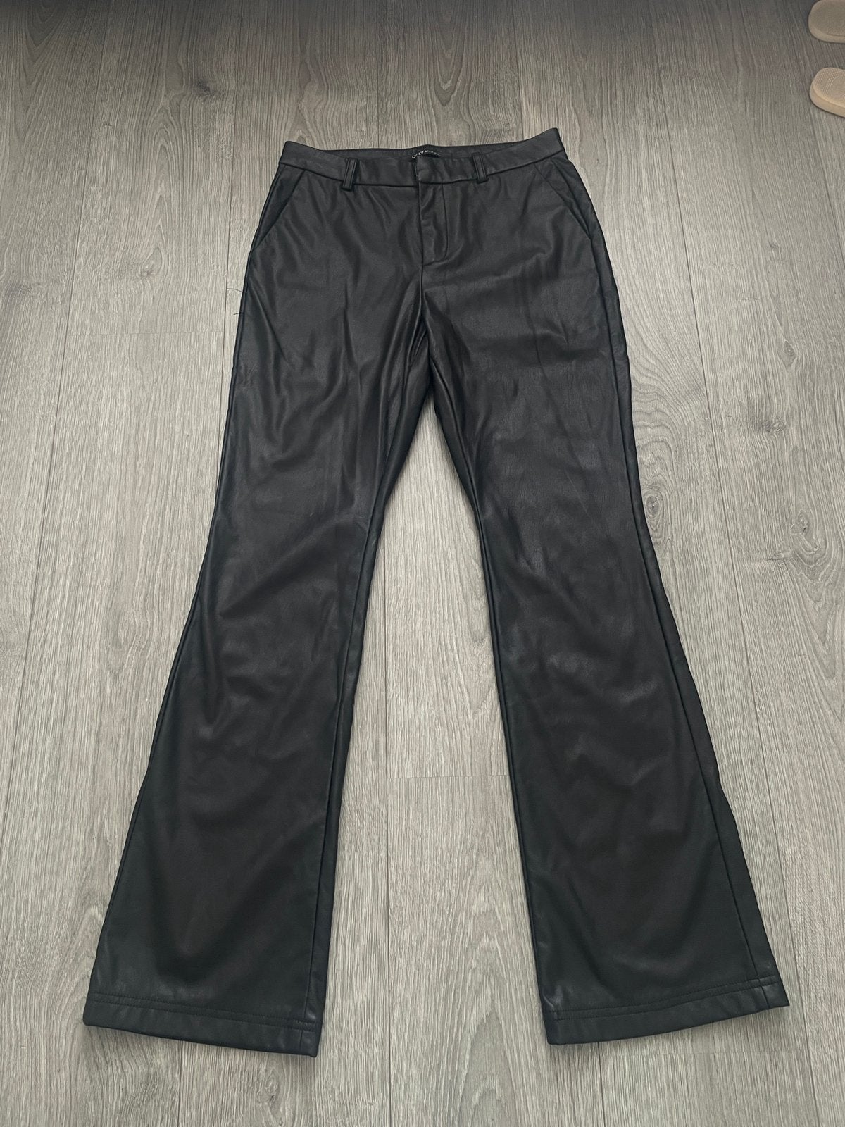 only dames zwarte coated nep leren flared broek mt M / 32, Maat 38/40 (M), Zwart, Ophalen of Verzenden, Zo goed als nieuw