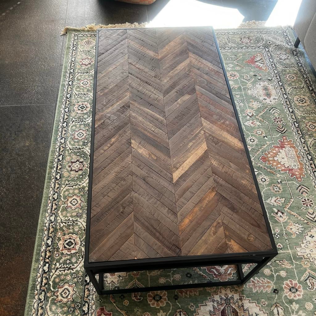 Salontafel met visgraatpatroon en metalen onderstel, 100 tot 150 cm, Zo goed als nieuw, Minder dan 50 cm, Rechthoekig