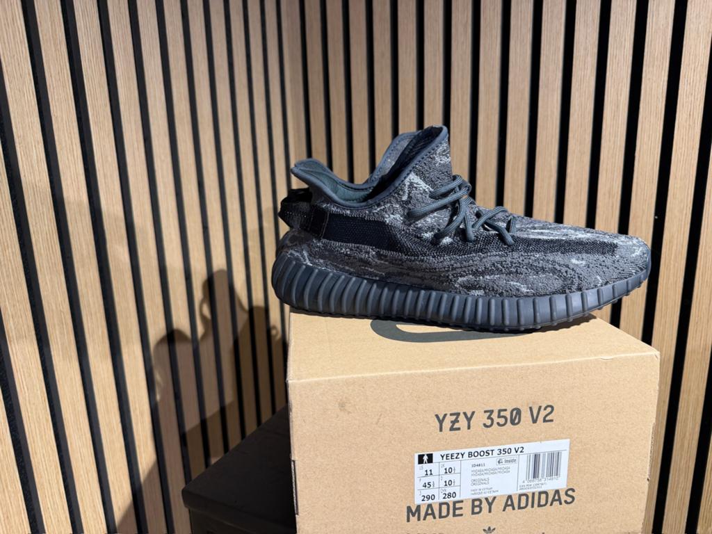 ADIDAS YEEZY BOOST 350 V2 BLACK/GREY 45 1/3, Zwart, Nieuw, Ophalen of Verzenden, Sneakers of Gympen