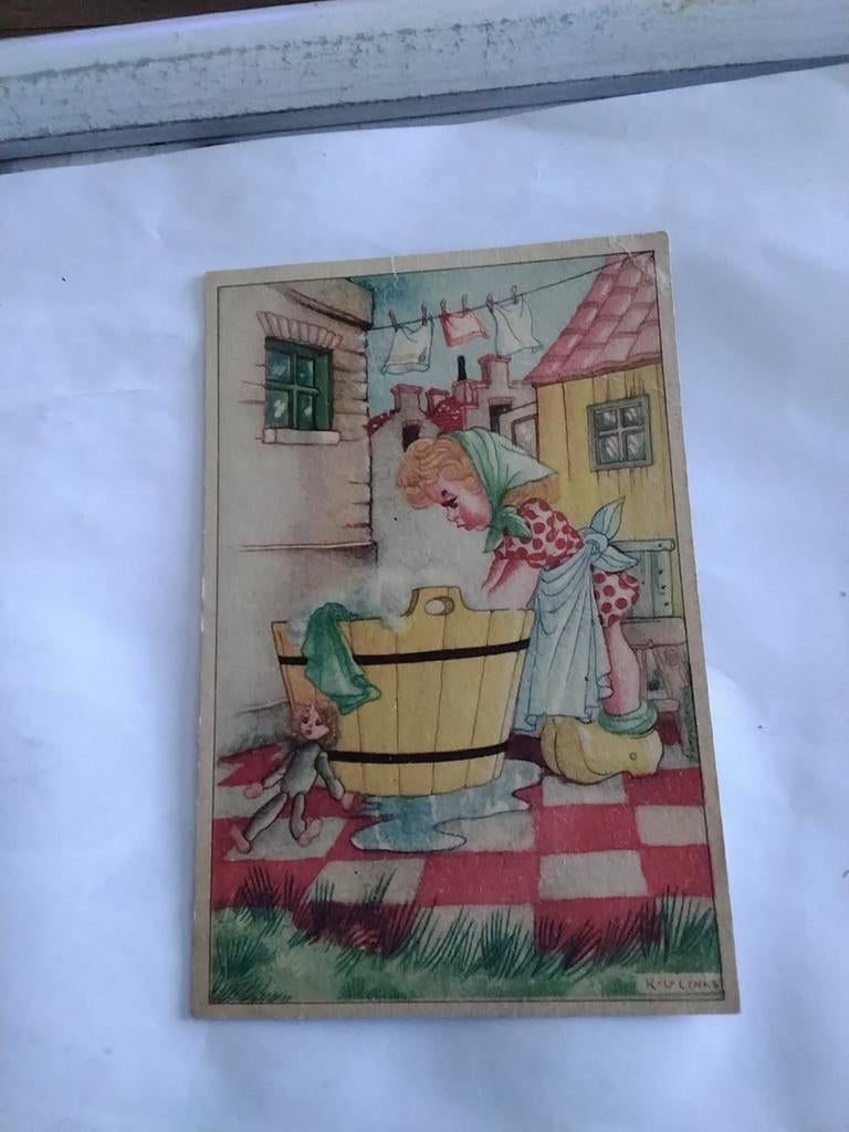 K.  LINKS. - MEISJE WAST KLEERTJES VAN POP, Ophalen of Verzenden, Voor 1920, Kinderen