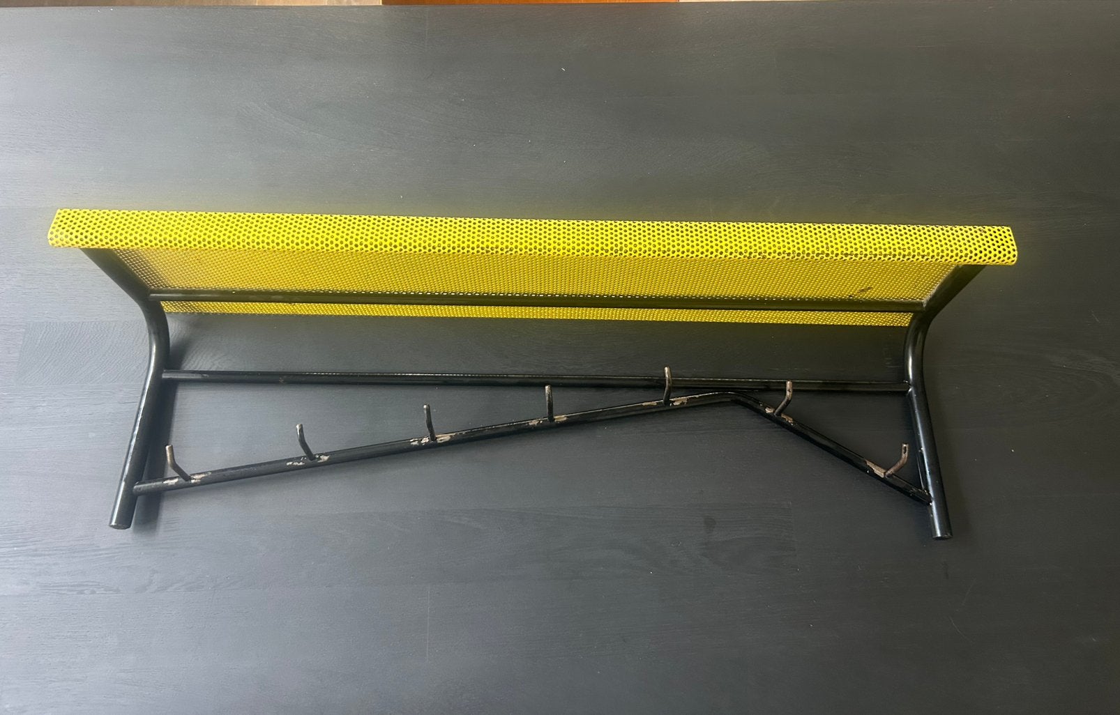 Gele metalen kapstok van Mathieu Matégot voor Artimeta, Huis en Inrichting, Wandkapstok, Gebruikt, Ophalen of Verzenden, Minder dan 100 cm