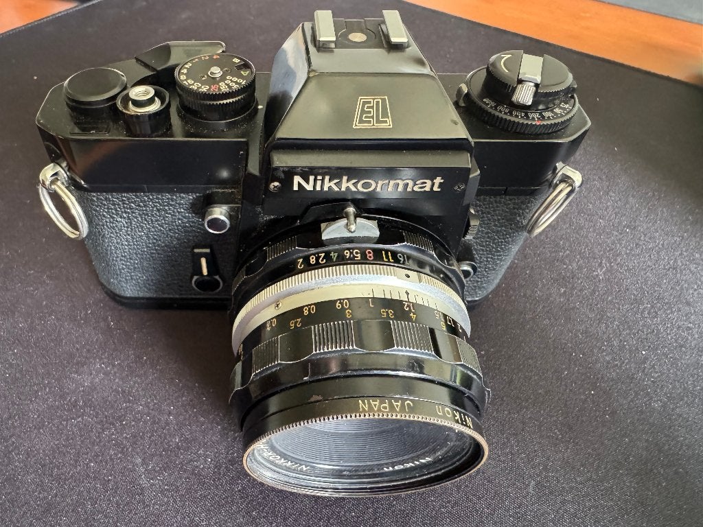 Nikkormat EL + Nikkor 50mm F/2 – ca. 1974 – ruim 50 jaar oud, Audio, Tv en Foto, Fotocamera's Analoog, Ophalen of Verzenden, Gebruikt