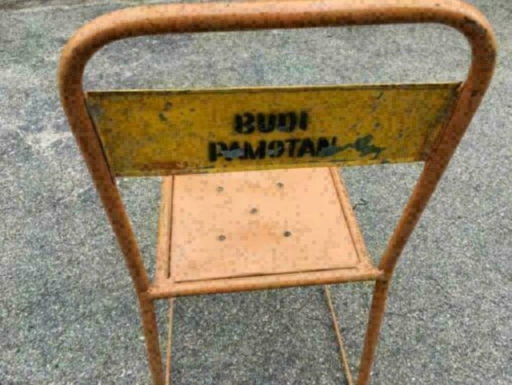 Gekleurde oude stalen kinderstoeltjes / stoel uit Indonesie, Ophalen, Gebruikt, Eén
