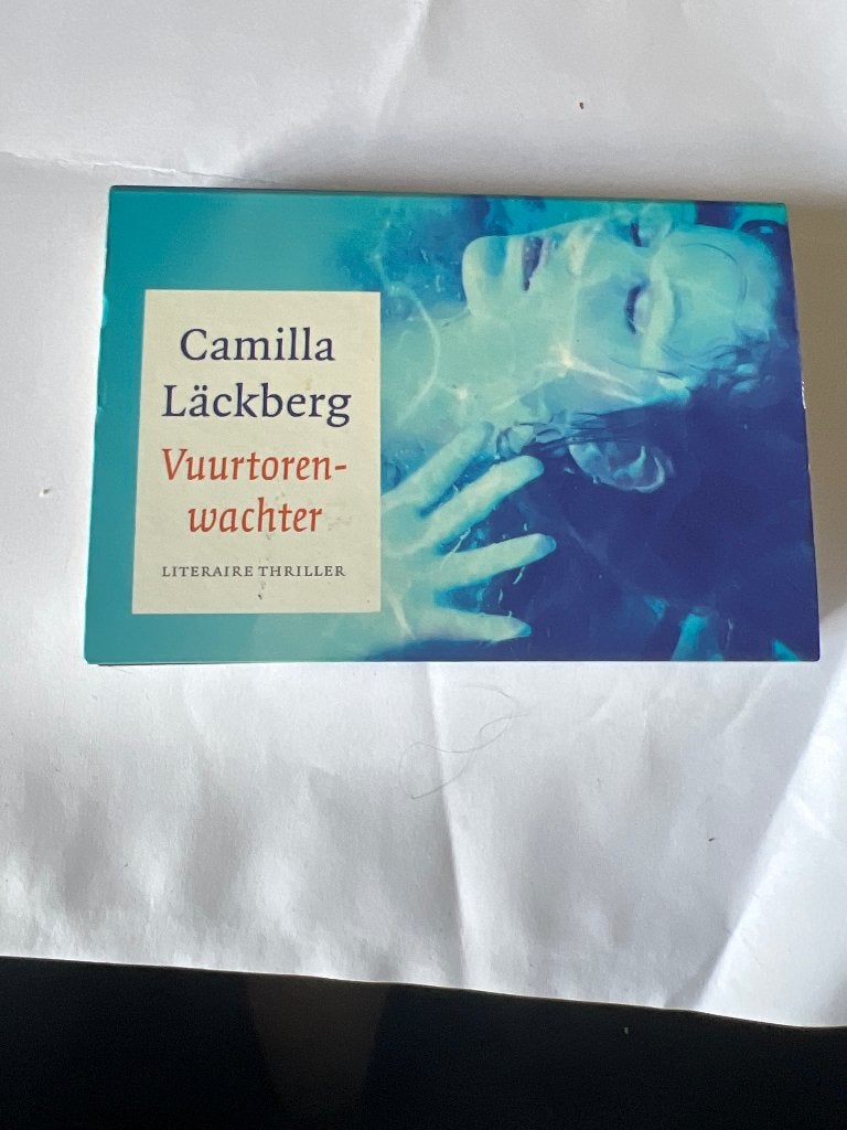 Camilla Läckberg – Vuurtorenwachter Dwarsligger 308, Ophalen of Verzenden, Zo goed als nieuw, Camilla Läckberg