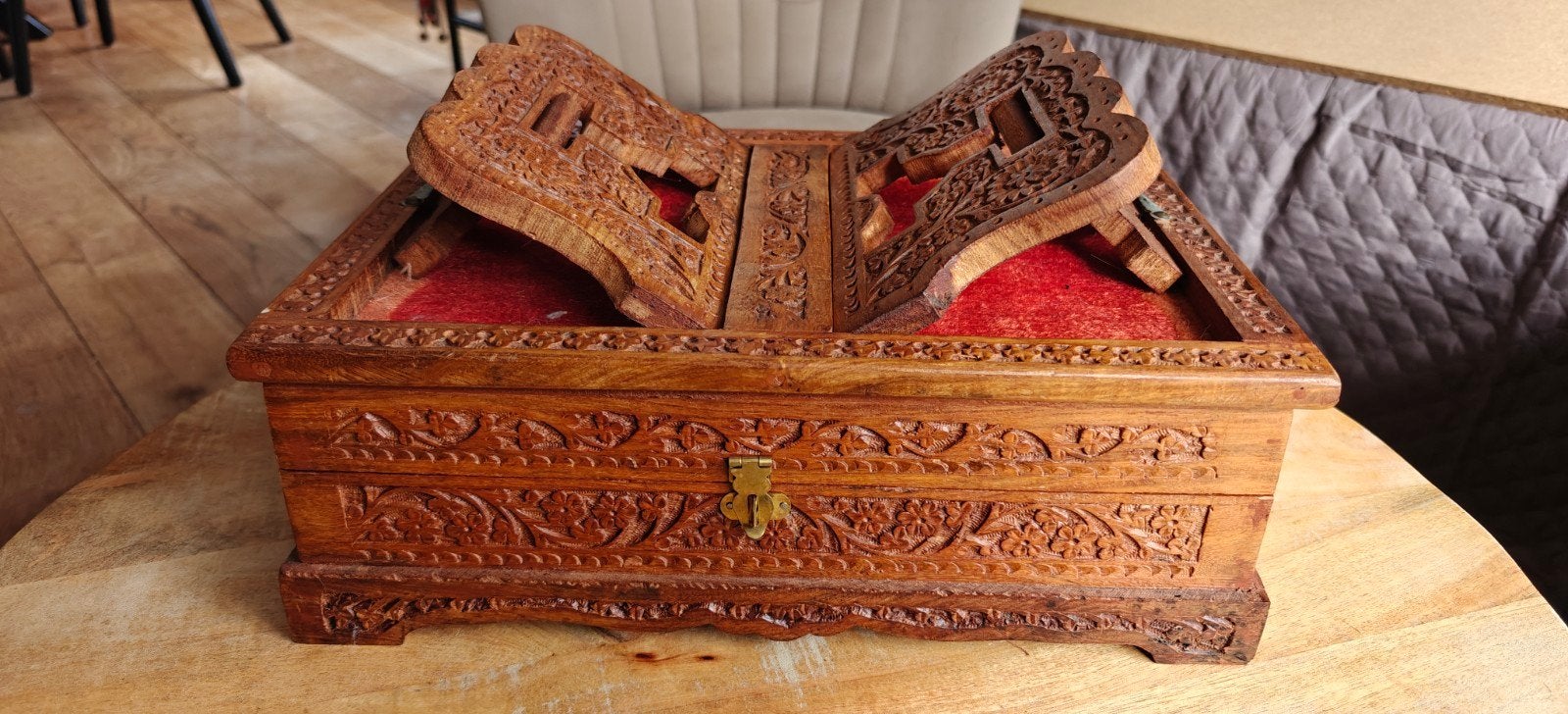 Handgesneden houten doos met boekenstandaard, Antiek en Kunst, Antiek | Boeken en Bijbels, Ophalen of Verzenden, Onbekend