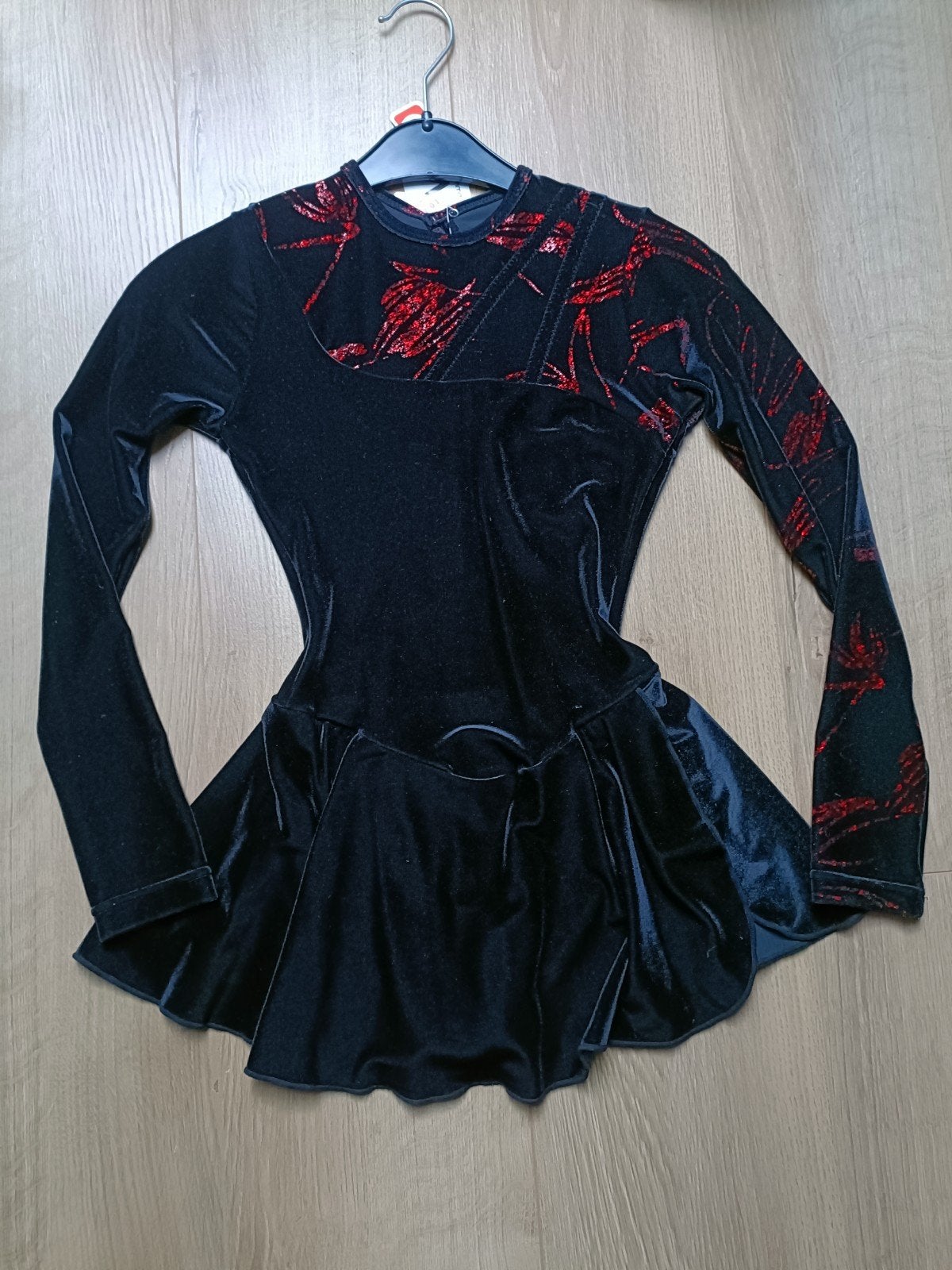 Nieuw Agiva Kunstschaatspak Zwart Rood Velvet Maat 12 (152), Sport en Fitness, Turnen, Ophalen of Verzenden, Nieuw, Rood