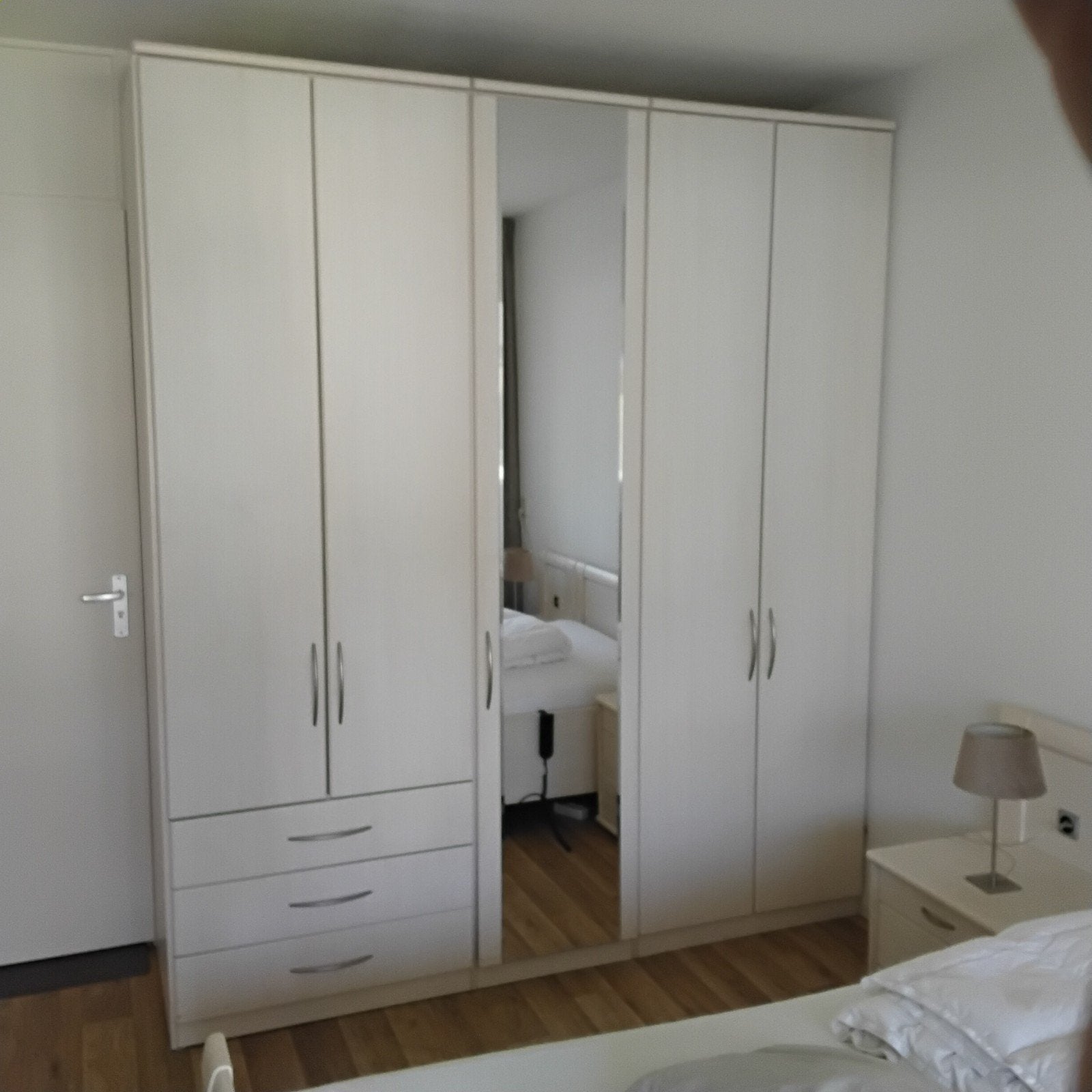 Witte kledingkast met spiegeldeur en ladeblokken, Ophalen, Gebruikt, 50 tot 75 cm, 200 cm of meer