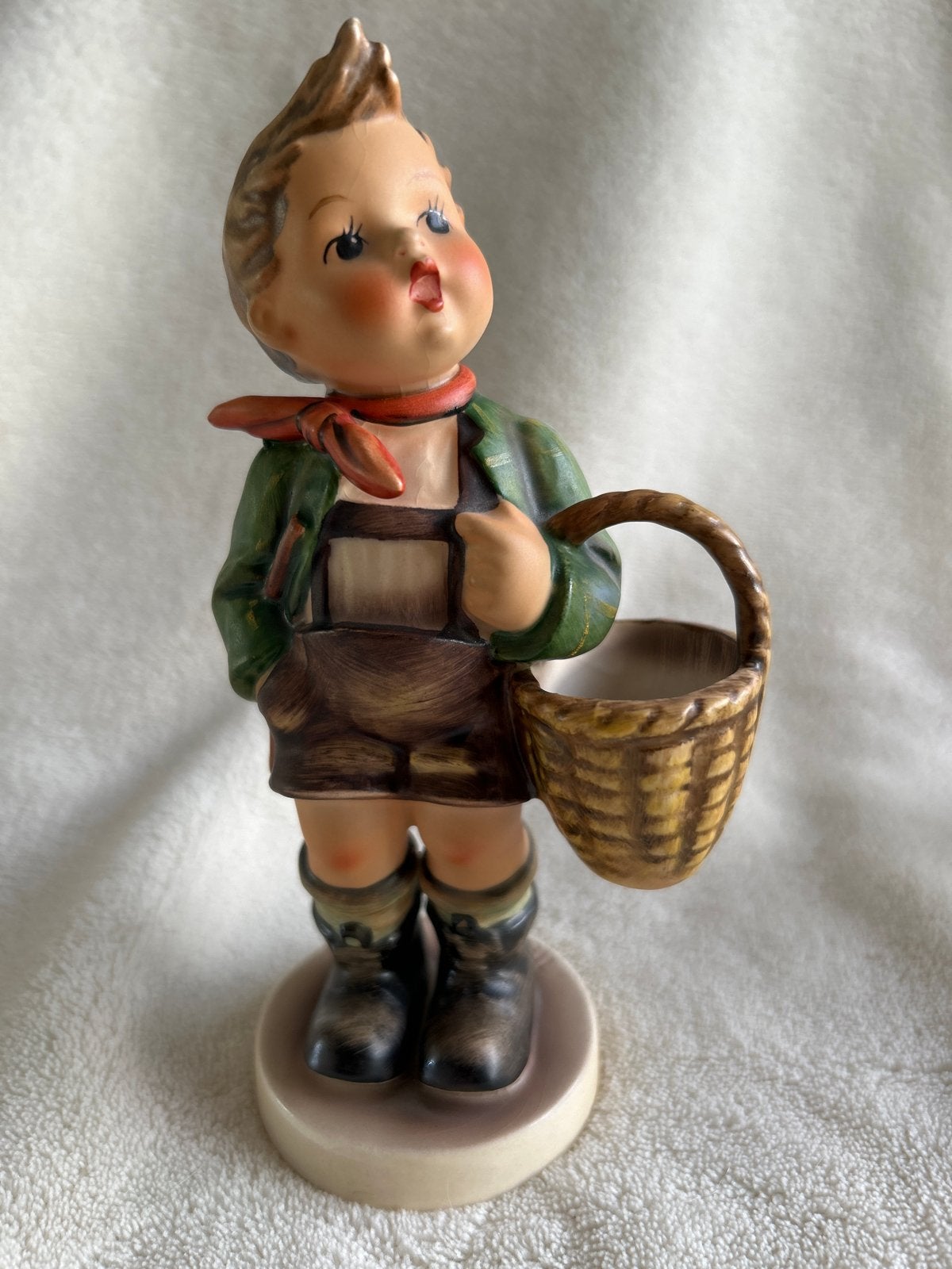 Vintage Hummel beeldje jongen met mandje 16 cm, Verzamelen, Ophalen of Verzenden, Zo goed als nieuw, Hummel