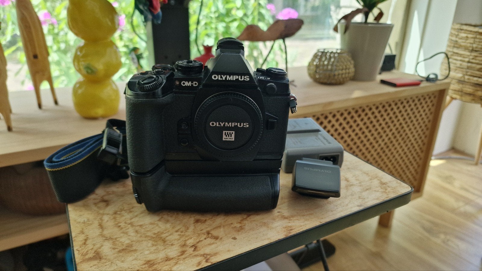 Olympus OM-D E-M1 Systeemcamera met grip, Ophalen of Verzenden, Zo goed als nieuw, Olympus, Accu