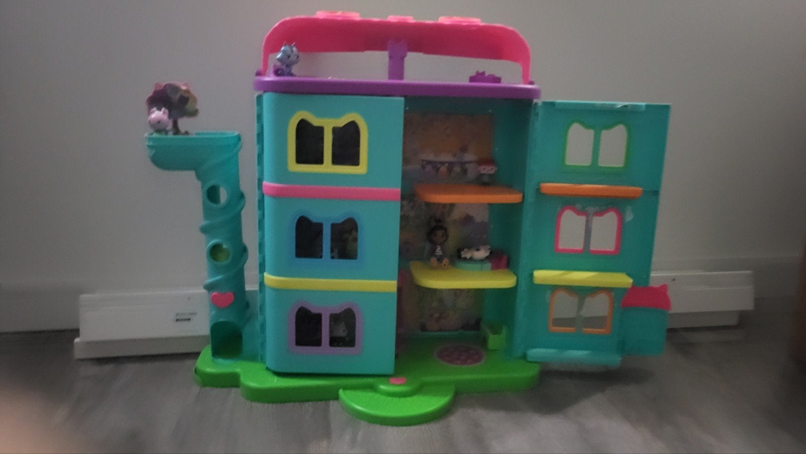 Gabby's feesthouse, Ophalen, Poppenhuis